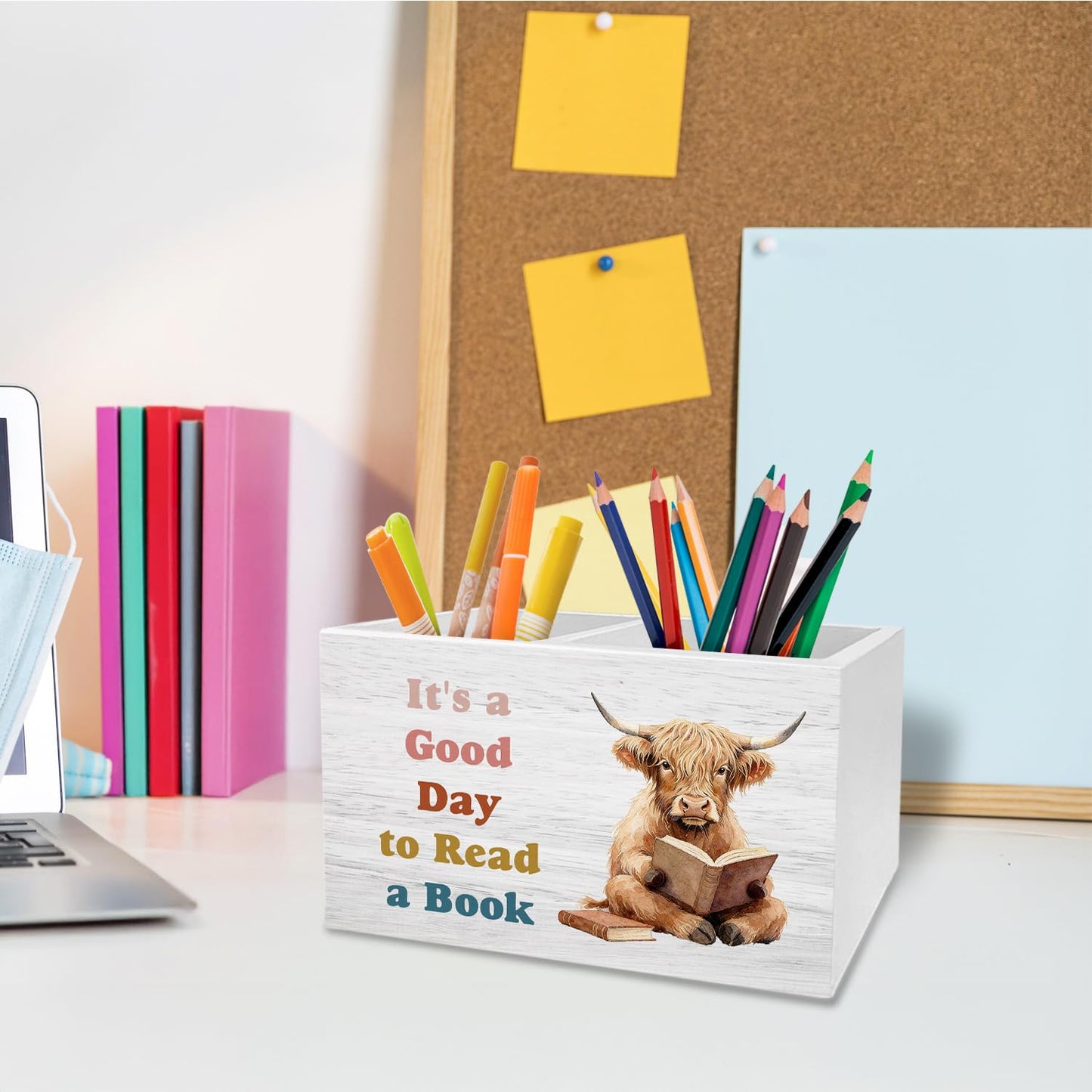METNBASYY Highland Cow Reading Book Pen Holder for Desk, Book Lover Reader Gifts Pencil Organizer, Highland Cow Gifts Wooden Box Sign Desk Decor for Reading Room Library Classroom Decoration