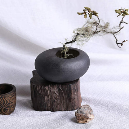 WANDIC Ikebana Flower Arrangement Vase Kit, Black Pebble Ceramic Planter Pot with 4cm Kenzan Flower Frog Pottery Floral Arranging Pin Needle Holder for Floral Art Desk Office Decoration