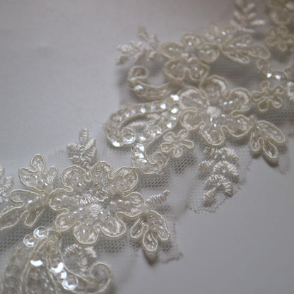 G-RUI 6cm*2yards Ivory White Luxury Beaded Embroidery Flower lace Appliques for Wedding Dresses Rhinestone Applique Patches Embroidery lace parches ropa (Off White Color)…