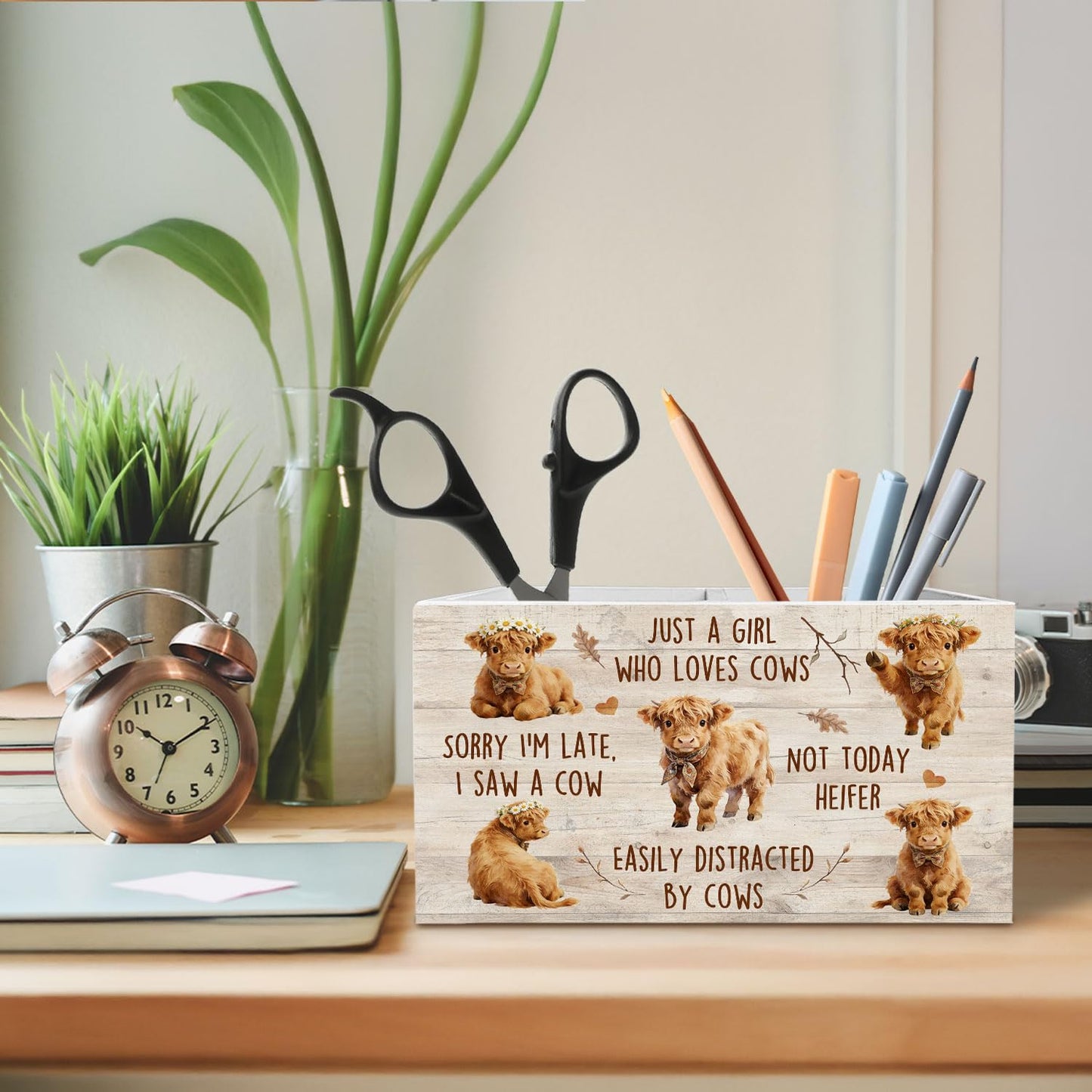 HYKDFMNCJ Rustic Highland Cow Pen Holder for Desk, Gifts for Highland Cow Lovers Wooden Box Sign Desk Decor for Girls Room Home Office Decoration, Farmhouse Heifer Pencil Organizer