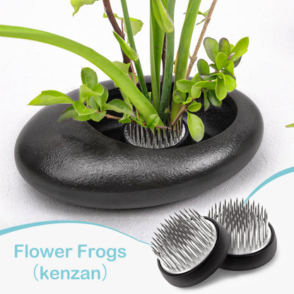 Folmywy Ikebana Flower Frog Vase Kit Japanese Flower Arrangement with 1.57 Inch Kenzan Ceramic Flower Stem Holder Black Round Frog Bowl for Table Centerpieces DIY Art Supplies (5.51x4.13in)