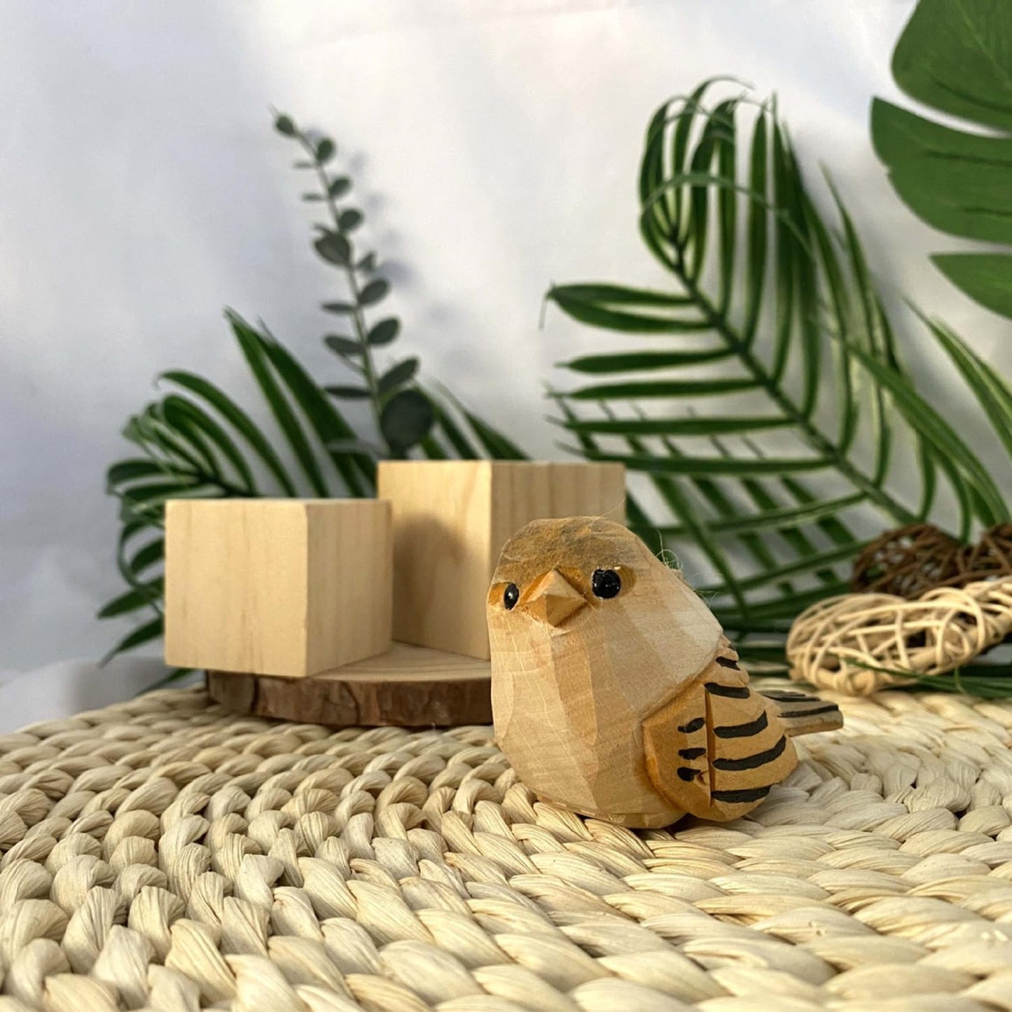 QRZLP 2PCS Small Carved Wooden Birds, Handmade Bird Statue Carved Rustic Animal Bird Sculpture Miniature Art Carve Small Animal for Home Decor.
