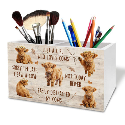 HYKDFMNCJ Rustic Highland Cow Pen Holder for Desk, Gifts for Highland Cow Lovers Wooden Box Sign Desk Decor for Girls Room Home Office Decoration, Farmhouse Heifer Pencil Organizer