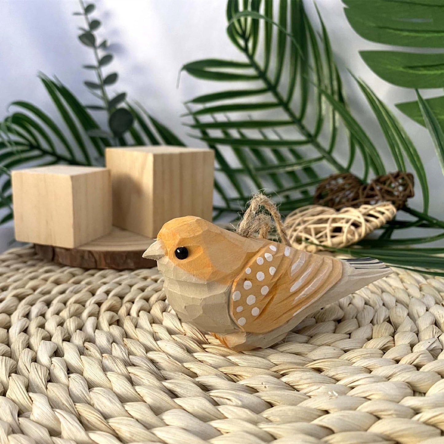 QRZLP 2PCS Small Carved Wooden Birds, Handmade Bird Statue Carved Rustic Animal Bird Sculpture Miniature Art Carve Small Animal for Home Decor.