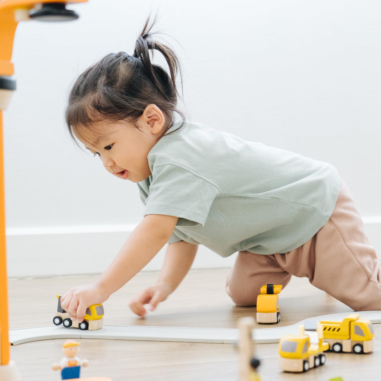PlanToys® Highway Maintenance Wooden Montessori Vehicle and Imaginative Play Set | Creativity, Language and Social Skill Building Activity | Eco Friendly Construction Truck Set