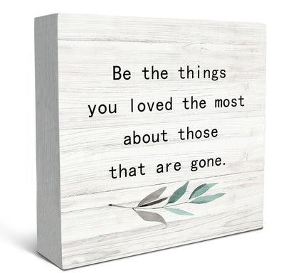 SRADMO Be the Things You Loved the Most About Those That are Gone Wood Box Sign Desk Decor, Rustic Bereavement Memorial Wooden Block Box Sign Decoration For Home Living Room Table Decor, 8x8 Inches