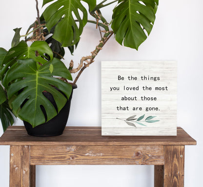 SRADMO Be the Things You Loved the Most About Those That are Gone Wood Box Sign Desk Decor, Rustic Bereavement Memorial Wooden Block Box Sign Decoration For Home Living Room Table Decor, 8x8 Inches