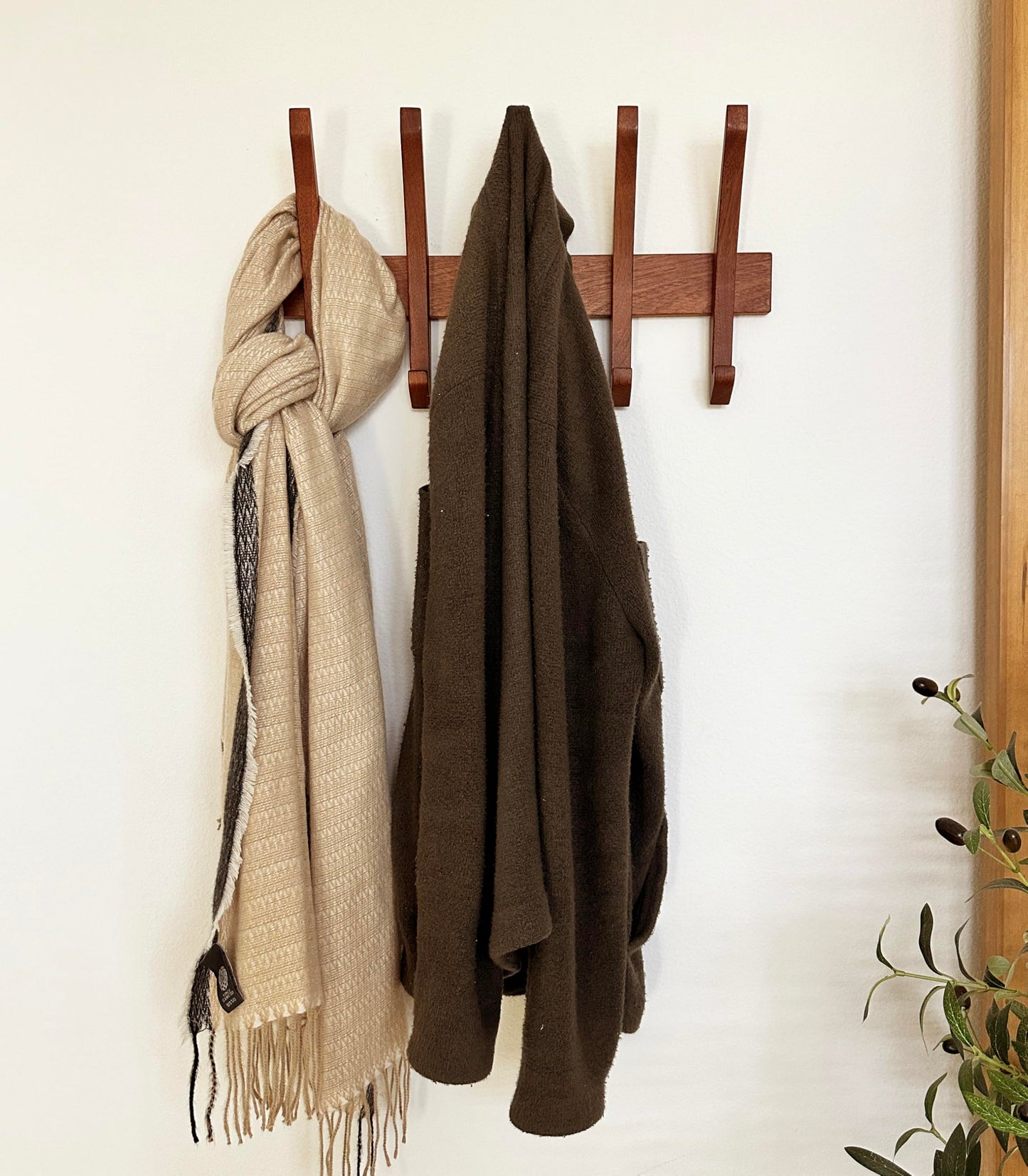 Flynt Ave. Wooden Wall Hook Rack with 5 Hooks, Solid Sapele Wood Coat Rack, Mid-Century Modern Wall Mounted Entryway Organizer, Heavy-Duty 22 lb Capacity