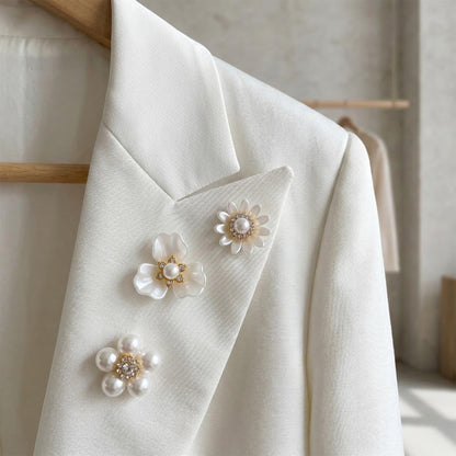 Hzopcw 28pcs Flower Pearl Rhinestone Buttons, Sparkly Rhinestone Sequins Buttons, Faux Pearl Embellishments Accessories for Wedding Party- White