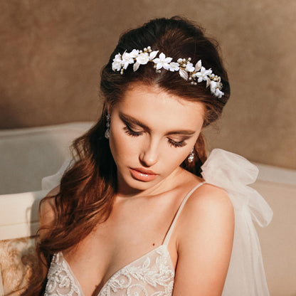 Oriamour Wedding Headbands With Ceramic Flowers Bridal Wedding Headpieces For Women Girls Pearls Headband With Leaves Desgin (Gold)