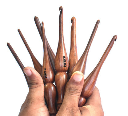 THE KNOX CRAFT Wooden Crochet Hook Set of 7 (4mm–10mm) – Ergonomic Soft Grip Handles, Smooth Wooden Yarn Hooks for Arthritic Hands – Beginner-Friendly Crochet Hooks Gift Set