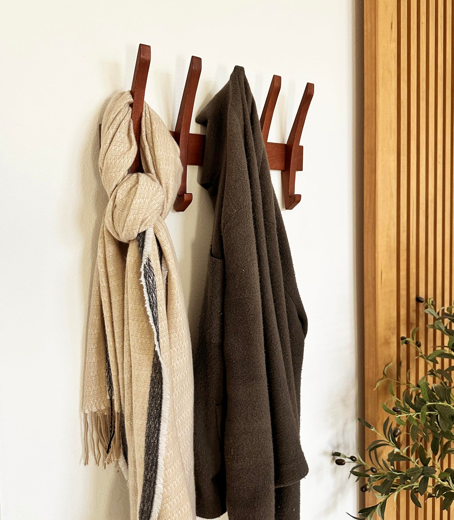 Flynt Ave. Wooden Wall Hook Rack with 5 Hooks, Solid Sapele Wood Coat Rack, Mid-Century Modern Wall Mounted Entryway Organizer, Heavy-Duty 22 lb Capacity