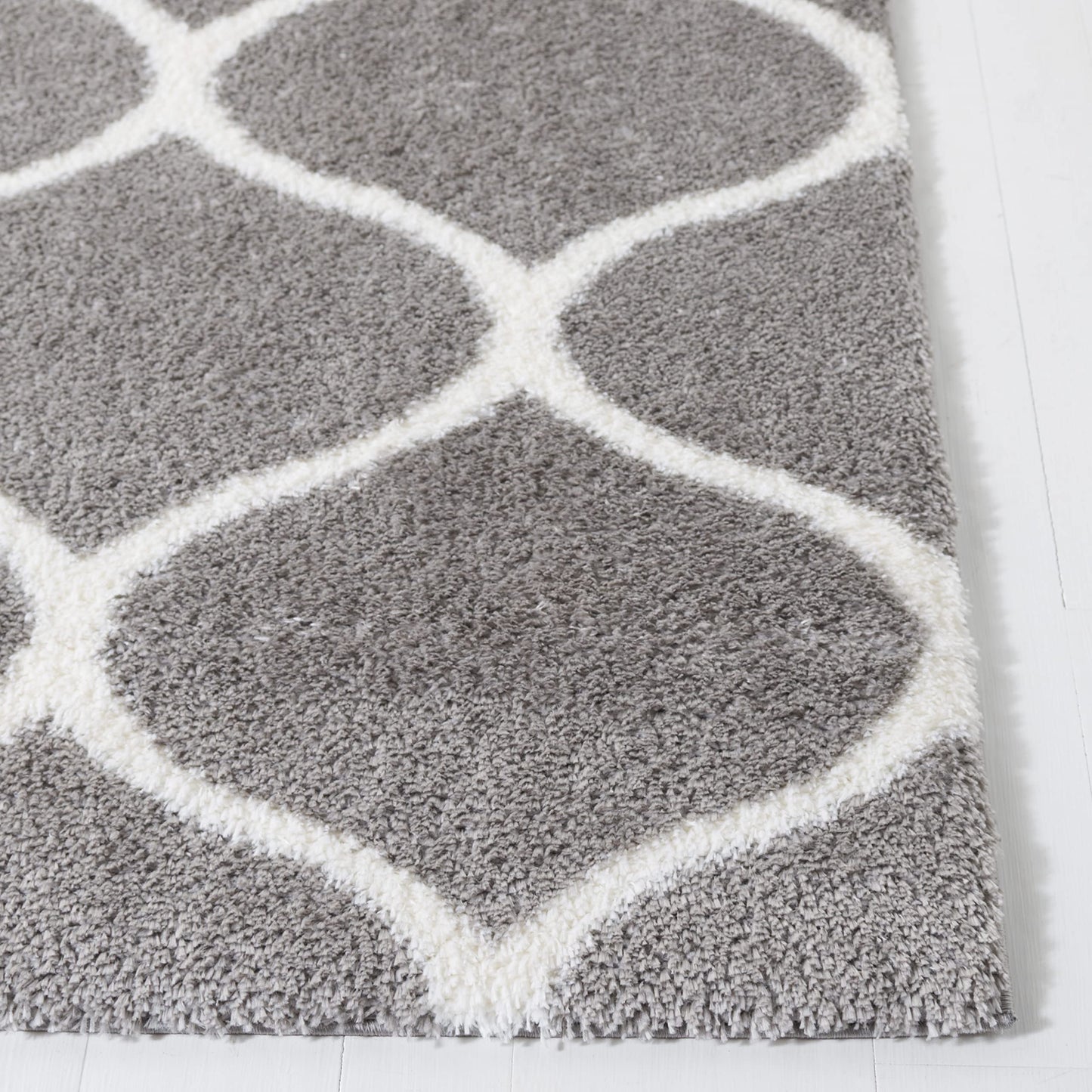 SAFAVIEH Tahoe Shag Collection Area Rug - 5' x 7', Grey & White, Trellis Design, Non-Shedding & Easy Care, 1.2-inch Thick Ideal for High Traffic Areas in Living Room, Bedroom (THO677H)