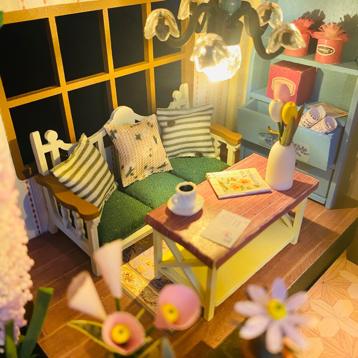 MAGQOO Miniature House Kit DIY Miniacture Dollhouse Kits with Furniture and LED 1:24 Wooden Dollhouse Kit (Daray Flower House)