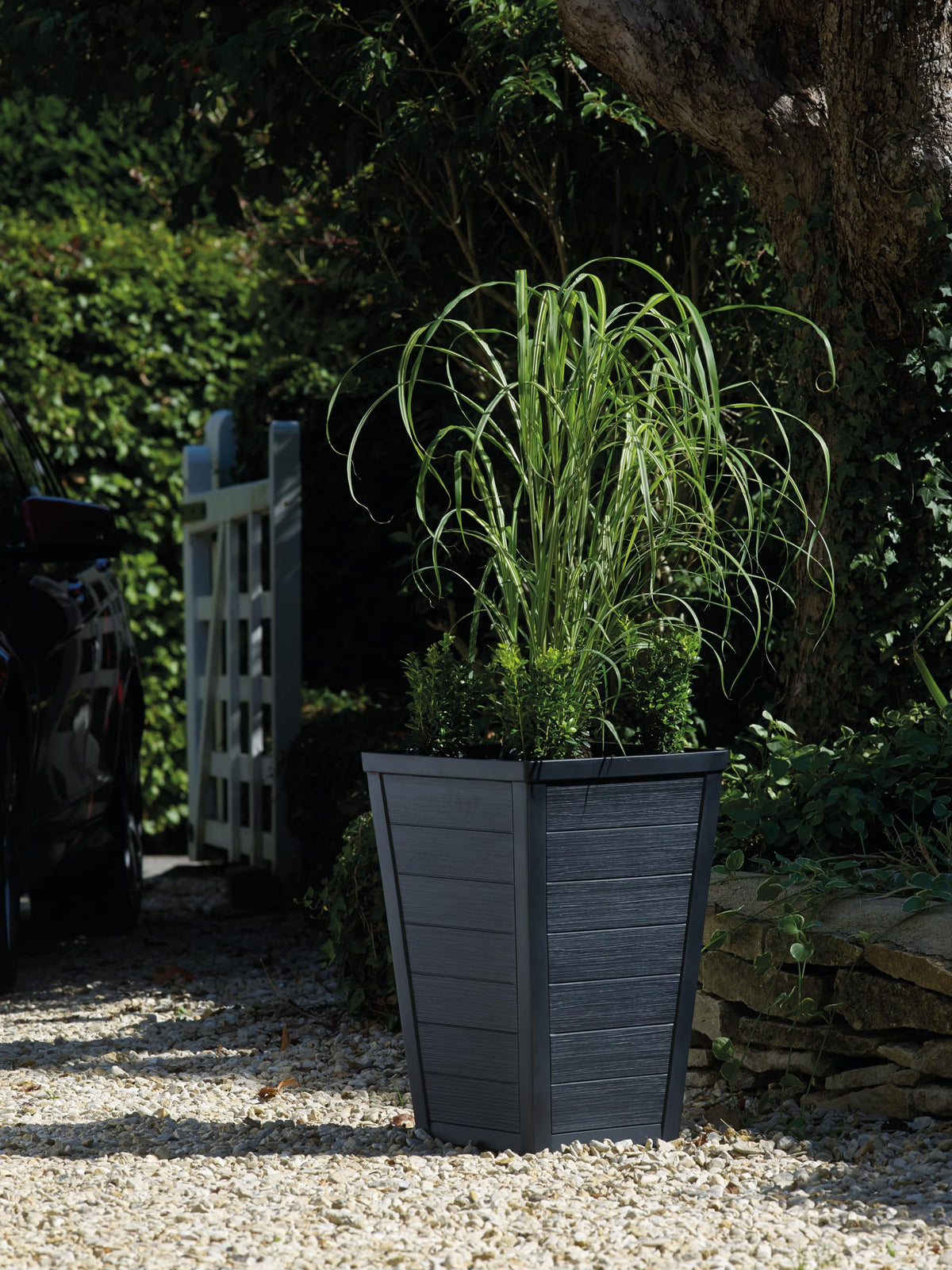 Keter Set of 2 Resin Modern Outdoor 22 Inch Tall Large Flower Pots, Tapered Wood Look Planters for Outdoor Plants and Front Porch Decor, Graphite