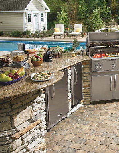 Outdoor Kitchens: Ideas for Planning, Designing, and Entertaining (Creative Homeowner) Over 300 Photos and Advice on Location, Size, Features, Appliances, Cost, Heating, Cooling, Furniture, and More