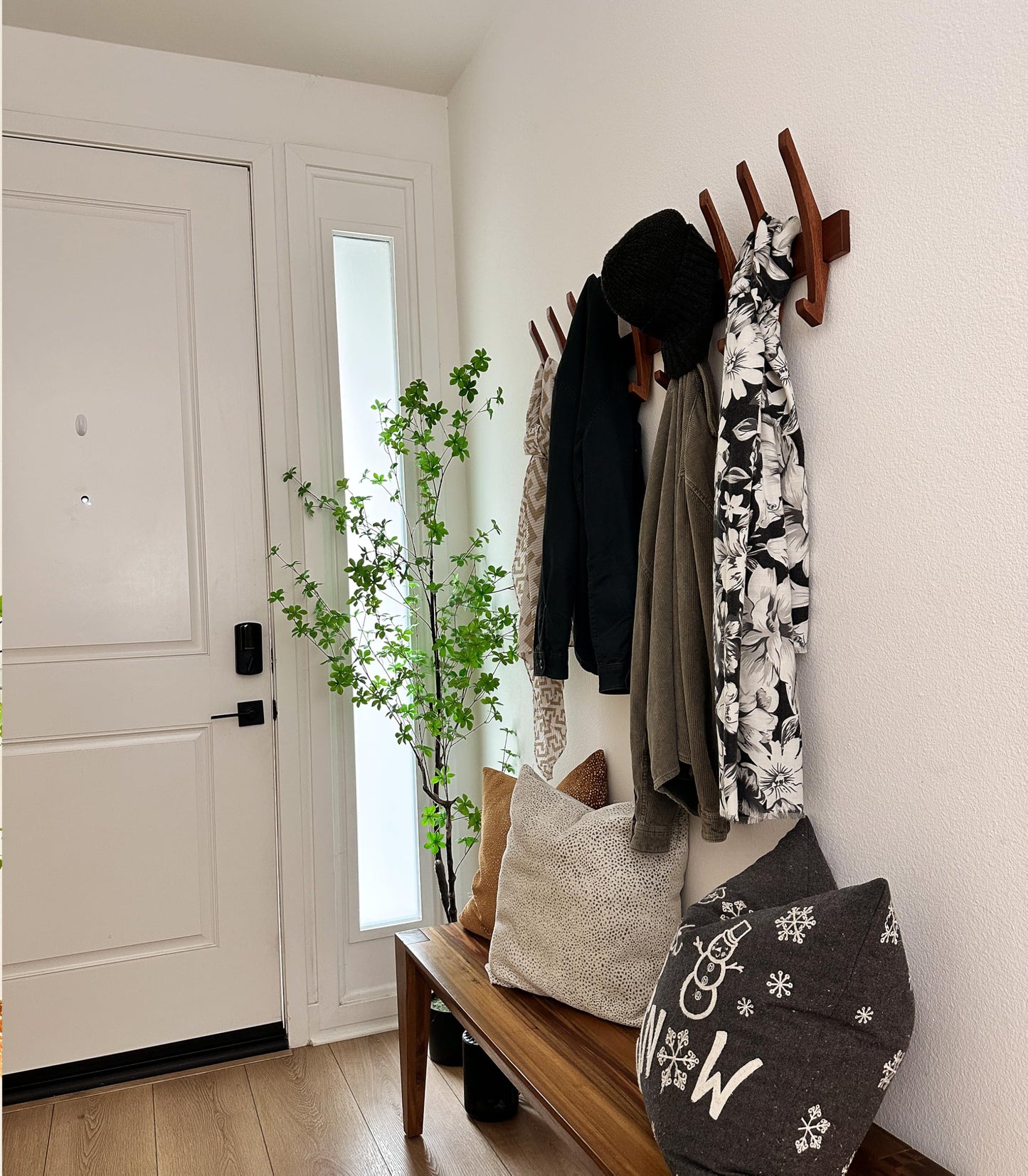 Flynt Ave. Wooden Wall Hook Rack with 5 Hooks, Solid Sapele Wood Coat Rack, Mid-Century Modern Wall Mounted Entryway Organizer, Heavy-Duty 22 lb Capacity