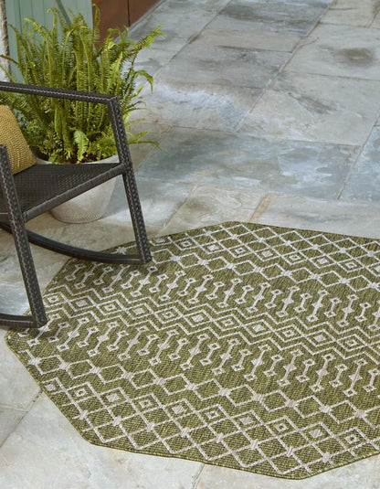 Unique Loom Outdoor Trellis Collection Area Rug - Tribal Trellis (5' 3" Octagon, Green/ Natural)