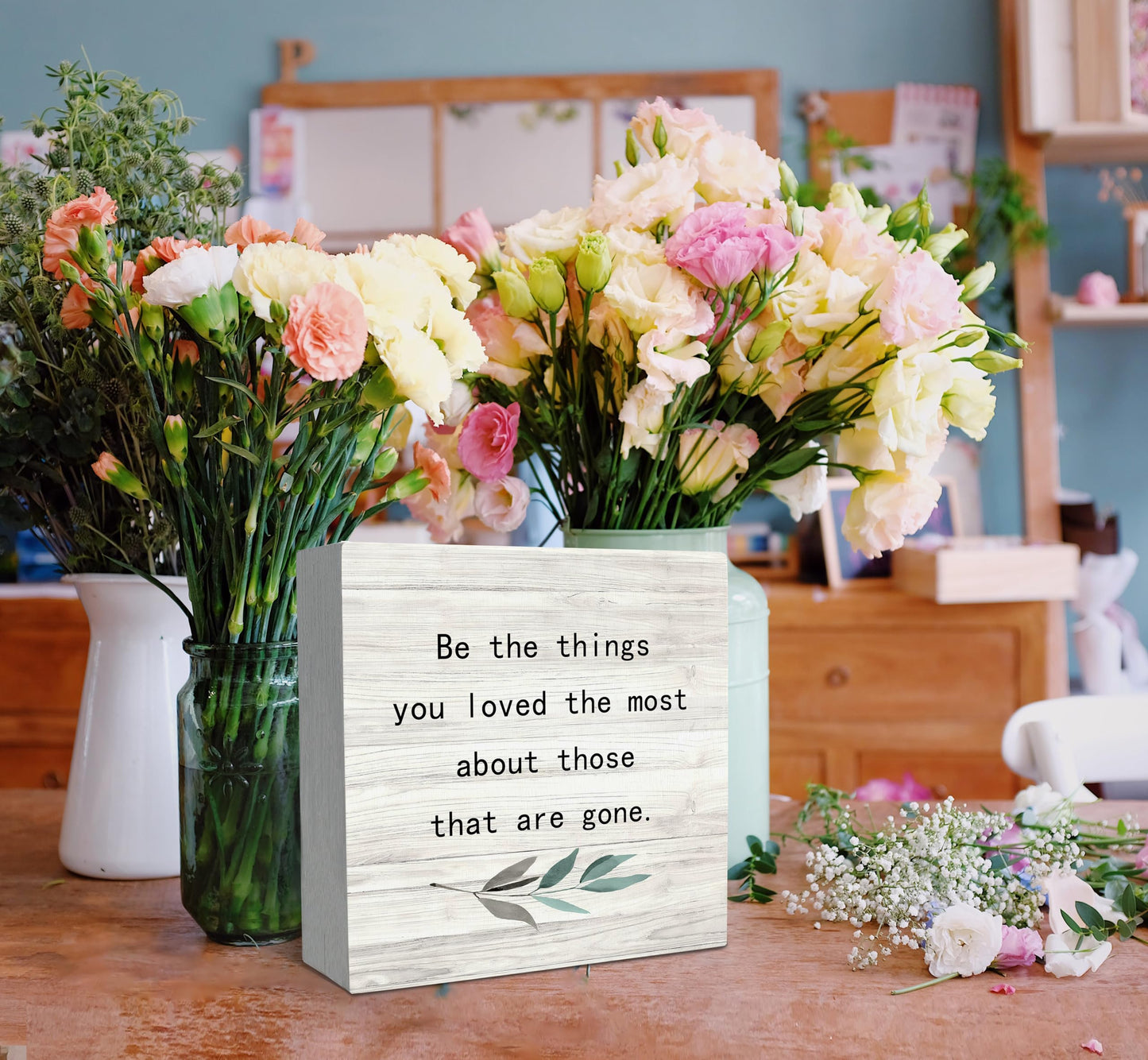 SRADMO Be the Things You Loved the Most About Those That are Gone Wood Box Sign Desk Decor, Rustic Bereavement Memorial Wooden Block Box Sign Decoration For Home Living Room Table Decor, 8x8 Inches
