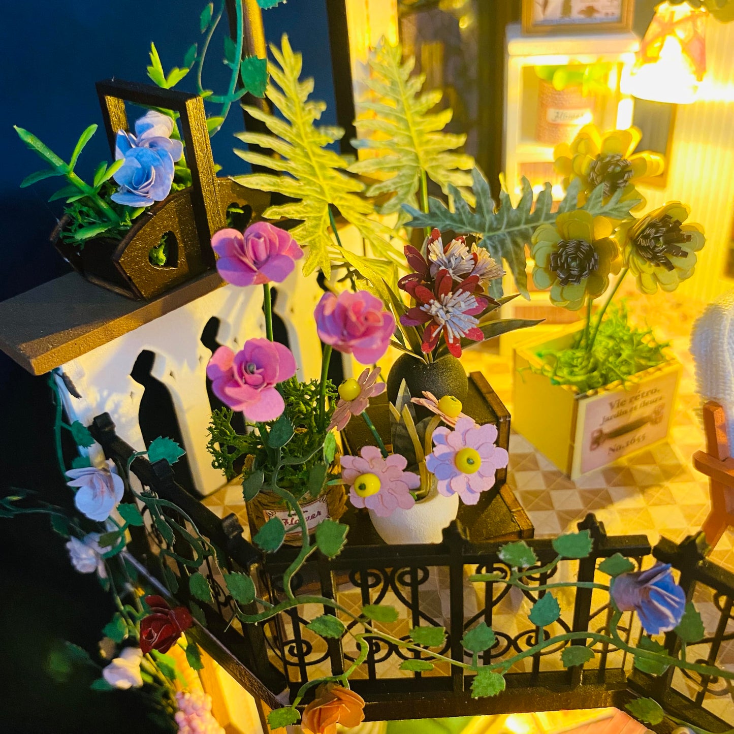MAGQOO Miniature House Kit DIY Miniacture Dollhouse Kits with Furniture and LED 1:24 Wooden Dollhouse Kit (Daray Flower House)