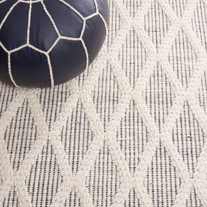 SAFAVIEH Natura Collection Area Rug - 6' x 9', Black & Ivory, Handmade Boho Farmhouse Trellis Wool, Ideal for High Traffic Areas in Living Room, Bedroom (NAT206Z)