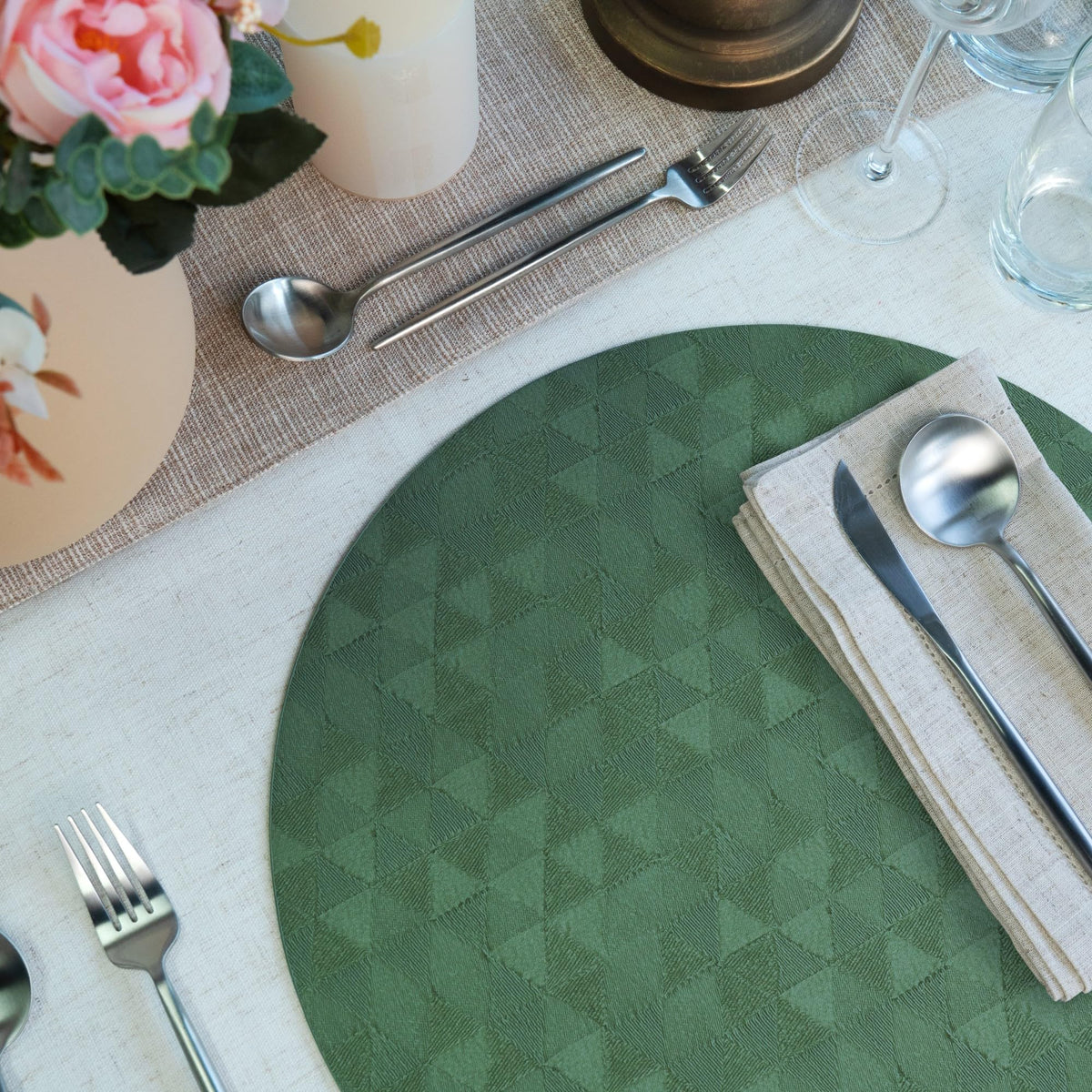 Jovono Upgraded 15" Round Placemats Set of 8, Waterproof & Oil-Proof, Non-Slip Reversible Washable Big Table Mats, Spill-Proof for Kids Families, Restaurant, Hotel, Kitchen, Indoor, Green