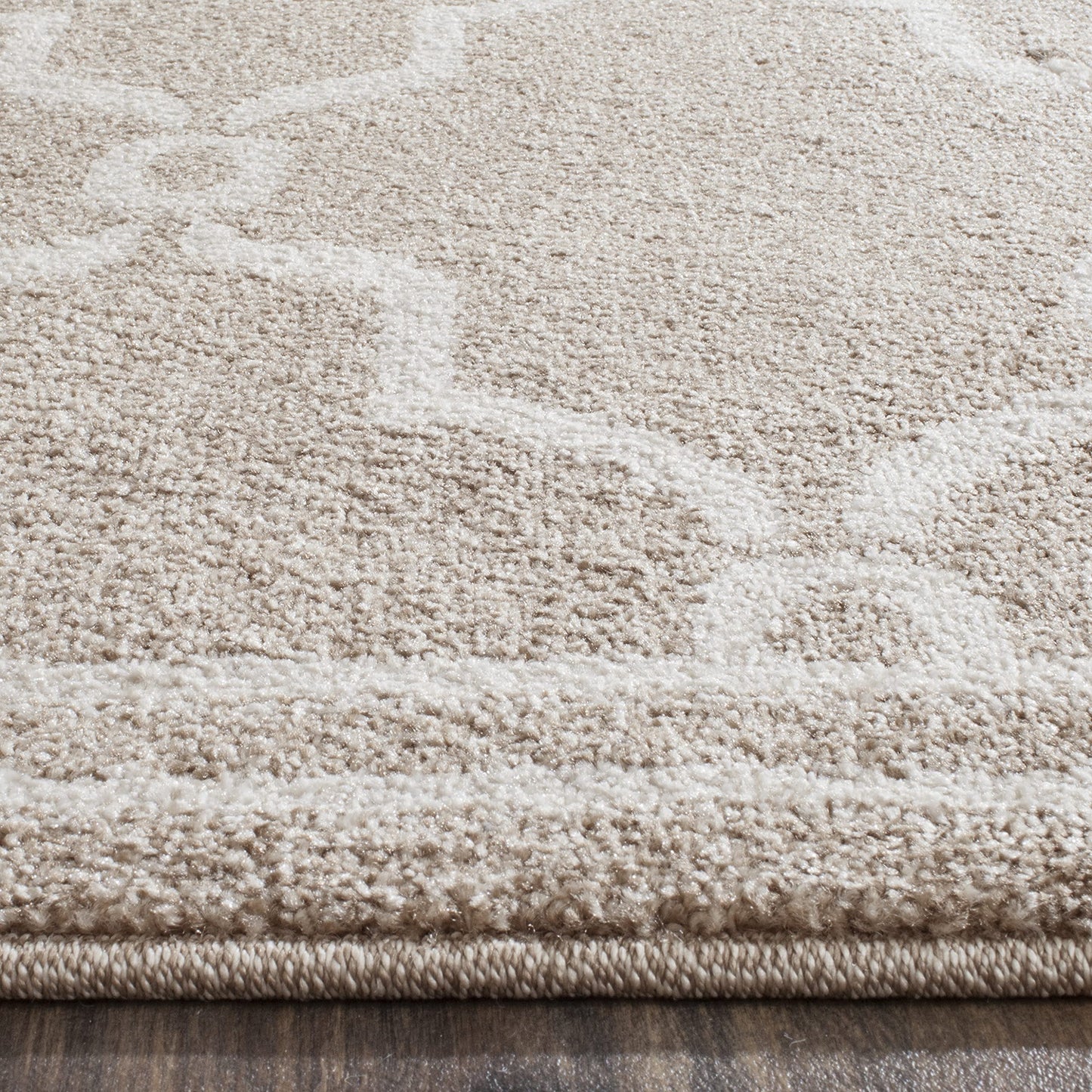 SAFAVIEH Amherst Collection Accent Rug - 3' x 5', Wheat & Beige, Trellis Design, Non-Shedding & Easy Care, Ideal for High Traffic Areas in Entryway, Living Room, Bedroom (AMT414S)